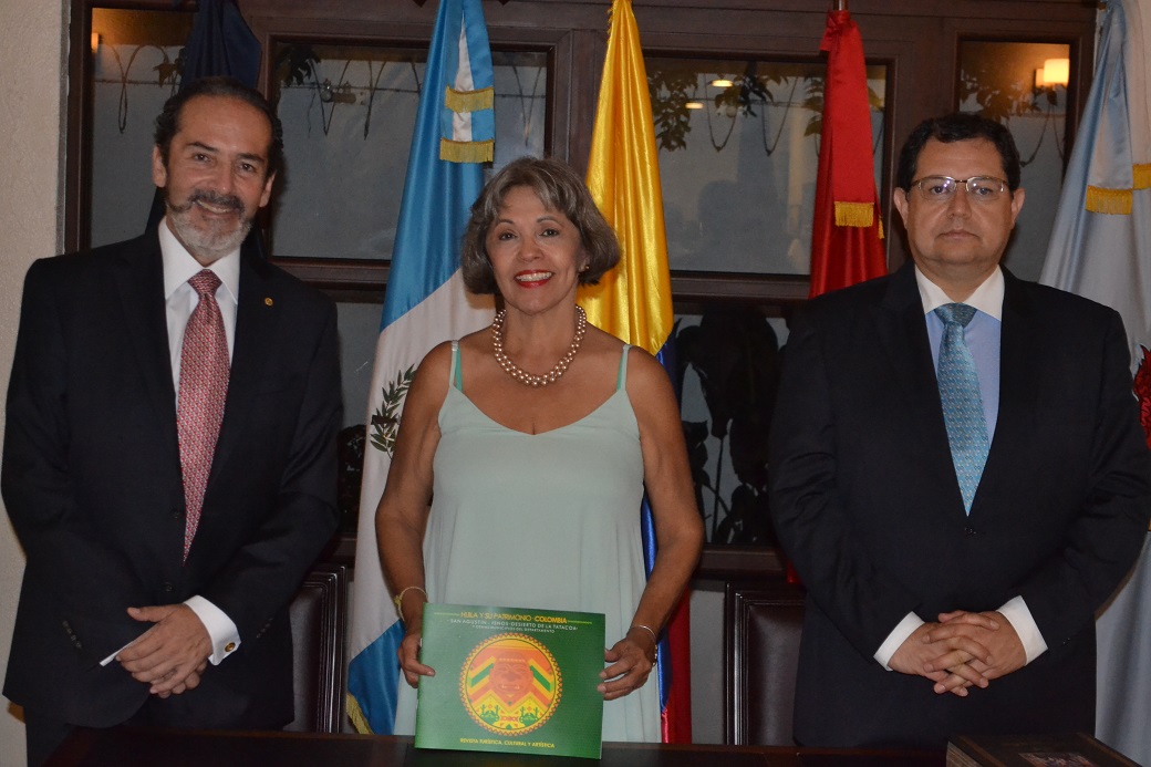 El embajador Carlos Manuel  Pulido, Clara Sofía Díaz y el ministro Cesar Felipe González.